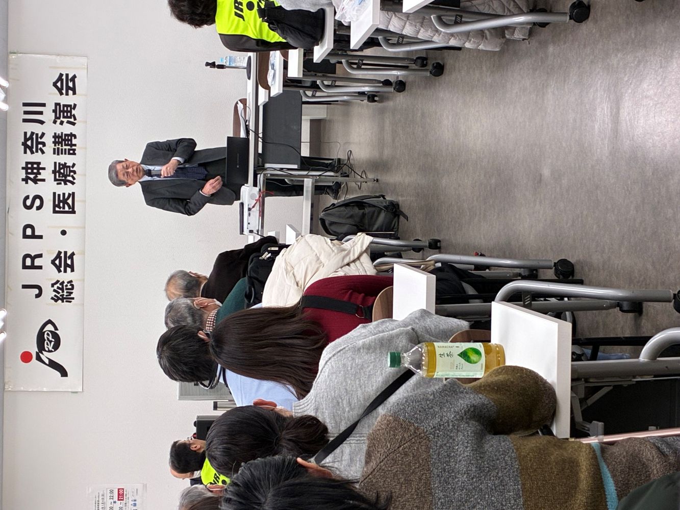 スライドを使って講演される加藤先生