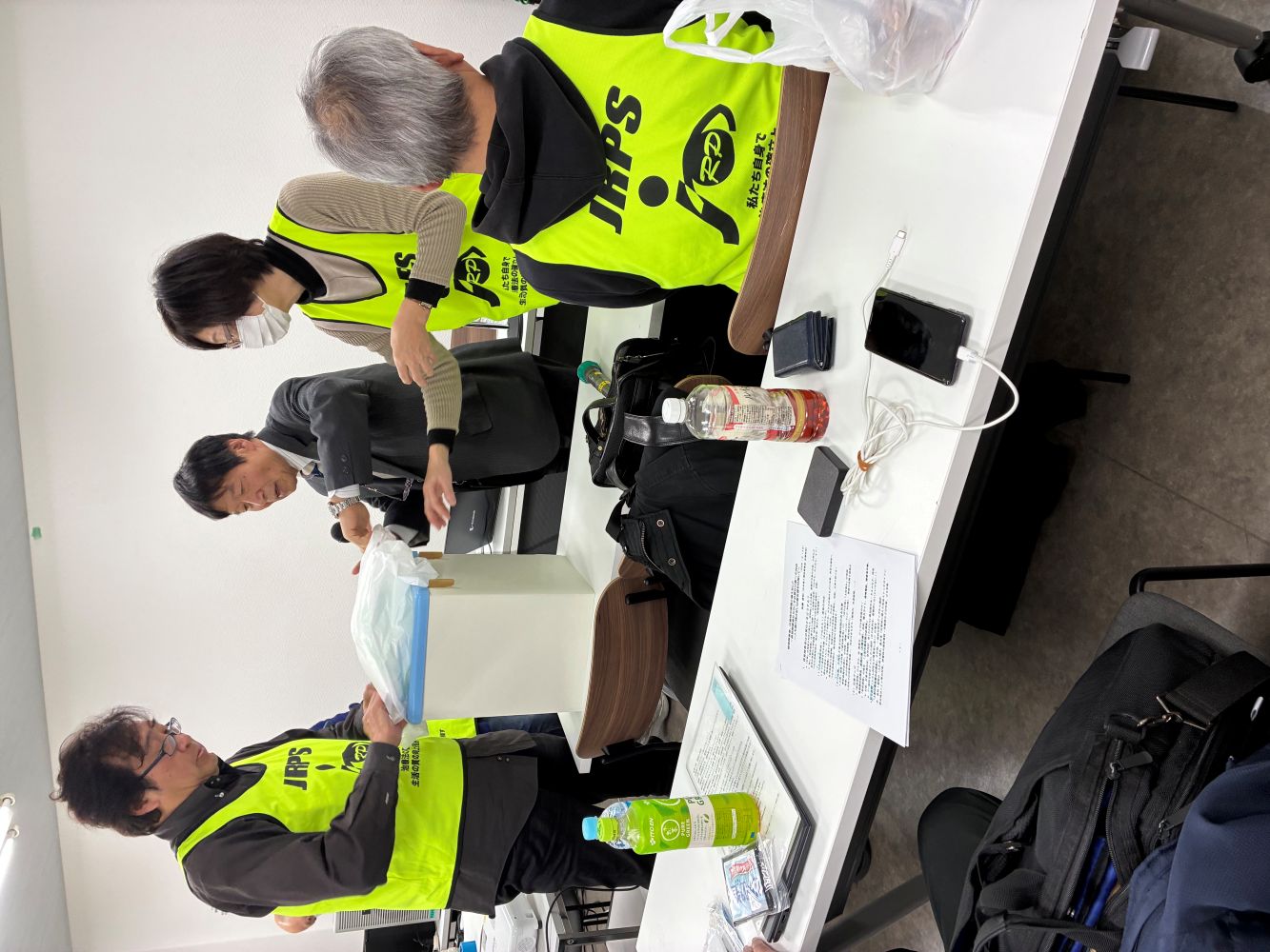 携帯トイレの実技指導中の開場